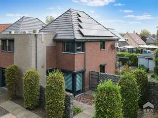 <p>Deze charmante energiezuinige woning is gebouwd in 2009 met enkel de beste materialen. Vanbinnen is de woning ruim opgezet en voorzien van alle gemakken, de woonkamer en 2 slaapkamers beschikken over airco. Schitterend EPC label A, 71 kWh.<br /><br />De woning is rustig gelegen, maar toch zijn alle winkels, scholen, supermarkten, openbaar vervoer,... vlot bereikbaar. Vanuit de woning zijn er diverse wandel - &amp; fietsroutes bereikbaar, langs het kanaal is het heerlijk wandelen.<br /><br /><u><strong>Enkele troeven:</strong></u></p>
<ul><li>3 slaapkamers</li><li>Dicht bij het centrum van Neerpelt</li><li>Zeer ruime woonkamer en open keuken</li><li>Instapklaar, bij de bouw enkel gebruik gemaakt van de beste materialen</li><li>Energiezuinig met een EPC-score van: 71 kWh/(m² jaar), label A</li></ul>
<u><strong>Indeling</strong>:</u>
<ul><li>Gelijkvloers: inkomhal, toilet, woonkamer, keuken, wasplaats, inpandige garage</li><li>1e verdieping: slaapkamer, slaapkamer, slaapkamer, badkamer, apart toilet, berging, zolder</li><li>Buiten: volledig omheind, tuinhuis, overdekt en zonnig terras</li></ul>