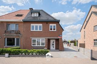 Op zoek naar een ruime, energiezuinige gezinswoning op een steenworp van het centrum van Bree? Deze gerenoveerde, halfopen bebouwing combineert...