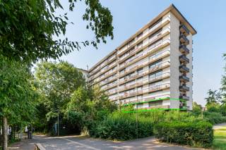 Interesse in dit prachtig appartement met 3 slaapkamers? Bekijk de virtuele toer en maak via Livitas.be ONLINE je afspraak.<br />De ideale oplossing voor een woning want met 3 volwaardige slaapkamers, een grote woonkamer, een staanplaats en een prachtig zicht op het Runcvoortpark woon je precies in een woning maar wel met de luxe.<br />Via de hall kan je alle vertrekken betreden, gaande vanaf de grote berging, de 3 slaapkamers die allemaal achteraan gelegen zijn, de badkamer met douche, ligbad en dubbele lavabo.<br />De woonkamer met tegelvloer komt uit op het grote terras van 18m2 met zicht op het park en de keuken met zijn ingemaakte toestellen zoals spoelbak, wasmachine, inductie kookvuur, frigo, microgolfoven en oven verzekert je van een luxueus gevoel.<br />Staanplaats inclusief de prijs en beschikbaar vanaf de akte.<br />Laat deze kans niet aan je voorbijgaan en maak snel ONLINE je afspraak via Livitas.be