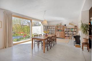 Bent u op zoek naar een lichtrijke, ruime en charmante woning? Dit herenhuis in het hart van Assenede combineert authenticiteit met hedendaags comfort en energiezuinigheid, met maar liefst 345 m² bewoonbare oppervlakte.U betreedt de woning via een royale inkomhal. Aan de ene zijde bevindt zich een ruimte ideaal als bureel of praktijk, aan de andere een tweede bureau met directe verbinding naar de leefruimte. Deze omvat een gezellige zithoek met houtkachel, open keuken en lichtrijke eetplaats met zicht op de tuin. Verder zijn er een berging, toilet en kelder.Op de eerste verdieping vindt u vier ruime slaapkamers en een badkamer met douche, toilet en wastafel. Authentieke houten vloeren zorgen voor extra charme.De open zolder met mezzanine biedt tal van mogelijkheden.Buiten geniet u van een zuidwestgerichte tuin met terras, vijver, serre, bergruimte, parkeerplaats en achteruitgang. Fruitbomen en twee prachtige magnolia’s maken het geheel compleet. Vooraan geniet u van open zicht op het park.Kortom: een unieke woning vol ruimte en karakter.Gepubliceerde prijs is een instelprijs.De algemene voorwaarden van Dewaele DIY kunt u steeds raadplegen via dewaele.com.Bestuursmaatregelen in het maatregelenregister: nee