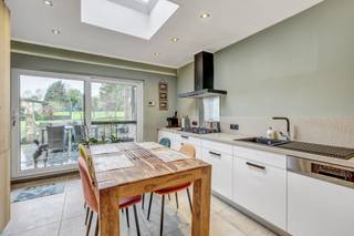 <p>Voor meer info of een bezoek, bel 054 69 39 39 - Deze woning in Erwetegem is<strong> volledig gerenoveerd met kwalitatieve materialen en is werkelijk instapklaar</strong>. Op het gelijkvloers komt u binnen in de ruime living met aangrenzend <strong>de vernieuwde en ingerichte keuken</strong>. Via het schuifraam komt u op <strong>het terras terecht met uitzicht op het groen</strong>. Via een deur in de living hebt u toegang tot de droge en mooi afgewerkte kelder. Op de eerste verdieping bevindt zich een nachthal, een badkamer met ligbad en <strong>een eerste slaapkamer </strong>aan de straatkant. Op de tweede verdieping is er een kleine nachthal en <strong>een ruime tweede slaapkamer van bijna 20m2</strong>. Gunstige<strong> EPC B</strong> zonder renovatieplicht -<strong> Elektriciteit conform</strong> - Asbestveilig. Ideale rustige ligging maar met top verbinding naar centrum en station. (Maatregelen opgenomen in het maatregelenregister: neen)</p>