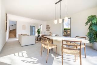 <p><span><strong>HALLE</strong></span> - Deze eengezinswoning in het project Groenhof biedt een ideale woonomgeving voor gezinnen die op zoek zijn naar ruimte, comfort en duurzaamheid. Gelegen in een rustige residentiële wijk geniet de woning van een aangename omgeving, terwijl ze toch dicht bij het stadscentrum en de belangrijkste verbindingswegen ligt.</p>
<p>De woning biedt lichtrijke en functionele leefruimtes, met een gezellige woonkamer, een open keuken en een directe toegang tot het terras en de privatieve tuin. Op de verdiepingen bevinden zich meerdere comfortabele slaapkamers, zodat elk gezinslid over zijn eigen ruimte beschikt, evenals een volledig uitgeruste badkamer.</p>
<p>Dankzij performante technische installaties, zoals een geothermische warmtepomp, vloerverwarming, ventilatiesysteem D en zonnepanelen, garandeert de woning een optimaal thermisch comfort en een laag energieverbruik. Bovendien kan de woning aangepast worden aan uw voorkeuren, met begeleiding van een toegewijde adviseur gedurende het volledige aankoopproces.</p>
<p>Verkocht onder het btw-stelsel, geniet u van een duurzame nieuwbouwwoning die ontworpen is om uw gezin op lange termijn te begeleiden.</p>
<p>Oppervlaktes worden louter ter informatie meegedeeld. Contacteer ons voor meer informatie.</p>