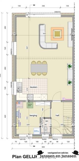 <p><span>Deze nieuwbouwwoning in de Eikelstraat in Kalmthout wordt gerealiseerd als een halfopen bebouwing en combineert een doordachte indeling met hedendaags wooncomfort en energiegerichte technieken.</span></p><p><span>De woning wordt uitgevoerd als een halfopen bebouwing met een breedte van ongeveer 6 meter en een bouwdiepte van ongeveer 12 meter. De eerste verdieping wordt grotendeels binnen het hellende dakvolume van 45° opgenomen.</span></p><p><span> </span></p><p><span>Gelijkvloers</span></p><p><span>Via de inkomhal aan de voorzijde van de woning betreedt u de woning. Op het gelijkvloers bevinden zich een afzonderlijk toilet met softclosezitting, de trap naar de verdieping en de toegang tot de leefruimtes.</span></p><p><span>Bij de hal bevindt zich een praktische berging, waar ook de was- en droogvoorzieningen worden voorzien. De technische installaties worden verder toegelicht onder Technieken &amp; energie.</span></p><p><span>De open keuken staat in verbinding met de eet- en leefruimte en vormt zo een aangenaam geheel. De keuken wordt ingericht met inbouwtoestellen, waarvoor een voorziene waarde van €7.500 is opgenomen. De keuken en leefruimte worden afgewerkt met een stenen vloer, waarvoor een tegelbudget van €40/m² excl. plaatsing is voorzien.</span></p><p><span>Het leefgedeelte wordt voorzien van vloerverwarming. De wanden en plafonds worden gepleisterd afgewerkt. De Aluplast PVC-ramen met driedubbele beglazing zorgen voor een aangenaam binnenklimaat en dragen bij aan de energiezuinigheid van de woning. Aan de achterzijde zorgen de grote raamopeningen voor een mooie verbinding met de buitenruimte en brengen ze aangenaam veel natuurlijk licht binnen.</span></p><p><span> </span></p><p><span>Eerste verdieping</span></p><p><span>Via de trap bereikt u de nachthal op de eerste verdieping. Vanuit de nachthal is er toegang tot de twee slaapkamers en de badkamer.</span></p><p><span>De eerste slaapkamer bevindt zich aan de achterzijde van de woning en heeft een oppervlakte van ongeveer 11,3 m². De tweede slaapkamer ligt aan de voorzijde en heeft een oppervlakte van ongeveer 10,6 m².</span></p><p><span>De badkamer bevindt zich centraal op de verdieping en wordt ingericht met een ligbad van 180 × 80 cm, een toilet met softclosezitting en een badkamermeubel van 80 cm met lavabo, spiegel en kraan. Voor de sanitaire toestellen is een budget van €3.200 excl. btw voorzien.</span></p><p><span>Ook de eerste verdieping wordt voorzien van vloerverwarming en wordt afgewerkt met gepleisterde wanden en plafonds. De ramen worden uitgevoerd in Aluplast PVC met driedubbele beglazing.</span></p><p><span> </span></p><p><span>Dak</span></p><p><span>De woning wordt afgewerkt met een hellend dak met een dakhelling van 45° en dakpannen. Het dak wordt opgebouwd met een onderdakmembraan, panlatten en tengellatten en voorzien van 22 cm dakisolatie. De zolderruimte blijft onafgewerkt en wordt niet voorzien van chape.</span></p><p><span>Technieken &amp; energie</span></p><p><span>Op technisch vlak wordt de woning uitgerust met moderne installaties. De Daikin lucht-waterwarmtepomp staat in voor de verwarming en het sanitair warm water, in combinatie met vloerverwarming op zowel het gelijkvloers als de eerste verdieping.</span></p><p><span>Voor de ventilatie wordt een systeem D met balansventilatie en 84% warmterecuperatie voorzien, aangevuld met een filtersysteem, drie ventilatiestanden en een zomer- en winterbypass. Daarnaast wordt de woning uitgerust met 10 zonnepanelen met een totaal vermogen van 4.000 Wp.</span></p><p><span>Het regenwater wordt opgevangen in een regenwaterput van 5.000 liter met dubbele filter en kan onder andere worden gebruikt voor de toiletten</span></p><p><span> </span></p><p><span>kostprijs: </span></p><p><span>constructie: €224.475 excl. 21% BTW</span></p><p><span>€271.615 incl. 21% BTW</span></p><p><span> </span></p><p><span>grond: €189.000 excl. registratie en notariskosten </span></p><p><span>€219.240 incl. registratie en notariskosten </span></p><p><span> </span></p><p><span>totaal: €494.855 incl. registratie en BTW</span></p><p><span></span></p>