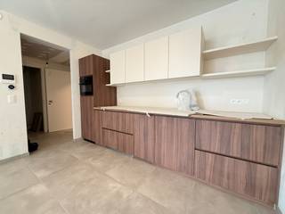 Ontdek dit prachtig, volledig instapklaar appartement op een toplocatie in het hart van Tielt. Het appartement wordt volledig afgewerkt met alle comfort waaronder; schilderwerken, verlichting, gordijnen,.... <br /><br />De ligging is een absolute troef: centraal, op wandelafstand van de Markt van Tielt, en toch geniet u van een rustig woonomgeving in Residentie Noë. <br /><br />Indeling: <br />U komt binnen via de inkom die directe toegang heeft tot de leefruimte, toilet en berging. De leefruimte is voorzien van de open keuken en heeft toegang tot het aangenaam, overdekt terras. Verder beschikt het appartement over één volwaardige slaapkamer met badkamer. <br /><br />Bij het appartement horen bovendien een bovengrondse autostaanplaats, berging en twee fietshaken.<br /><br />Het appartement is beschikbaar na voltooiing van de schilderwerken (voorzien september '26).<br />De huurprijs is exclusief de gemeenschappelijke kosten. <br /><br />Bent u op zoek naar een comfortabel en zorgeloos appartement in het centrum van Tielt? Grijp dan deze unieke kans en neem vandaag nog contract met ons op voor een bezoek!<br /><br />EPB in opmaak.