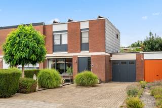 <p>Deze instapklare en perfect onderhouden woning combineert comfort én de ideale locatie. Doorheen de jaren werden er continu verbeteringen aangebracht. Zo werden er onder meer airco’s en zonnepanelen geïnstalleerd en is de tuin omgetoverd tot een plek waar je heel het jaar door wil vertoeven. De woning is uitstekend gelegen, in een rustige straat in Kessel-Lo, vlakbij Leuven, winkels, scholen, openbaar vervoer en recreatie zoals het zwembad van Kessel-Lo.<br />Indeling van de woning.</p>
<p><br /><br />De benedenverdieping is uitgerust met een gezellige living en eetruimte die aansluit bij de open, volledig geïnstalleerde en hoogwaardige keuken. De keuken vormt het hart van de woning en is slim en kwalitatief ingericht met een vaatwasser op hoogte, inductieplaat, industriële dampkamp, Amerikaanse koelkast, werkblad in natuursteen, veel opbergruimte en de aansluitende eetplaats. Het overdekt terras en de volledig aangelegde tuin met Jacuzzi zijn snel en handig bereikbaar met een schuifraam dat langs weerszijde open kan vanuit de keuken. Verder is er gelijkvloers optimaal ingedeeld met onder andere nog een bureau, wc in de hal, wasplaats en een handige opbergruimte voor fietsen. Door de vele ingemaakte kasten is er aan opbergruimte geen gebrek. <br />Op de bovenverdieping beschikt de woning over 3 slaapkamers en een badkamer met douche, ligbad en toilet.</p>
<p><br />Op de oprit is er plaats voor 3 wagens.</p>
<p><br />Troeven van de woning<br />• Instapklaar en stijlvol ingericht<br />• Kwalitatieve afwerking en materiaalkeuzes<br />• Ruime open keuken met fijne connectie met de tuin<br />• 3 slaapkamers, veel bergruimte en parkeermogelijkheden<br />• Aanwezigheid van een slimme thermostaat<br />• Veel lichtinval en optimale indeling<br />• Uitnodigende, onderhoudsvriendelijke en volledig ingerichte tuin <br />• Uitstekende locatie nabij stad, winkels, scholen... (Mobiscore 9,4)</p>
<p><br /><br />Kortom, een instapklare gezinswoning met 3 slaapkamers, ingerichte stadstuin en parkeermogelijkheden op een uitstekende locatie in Kessel-Lo.</p>
<p><br /><br />Interesse in deze aantrekkelijke woning? Neem gerust contact op via info@bvm-vastgoed.be of 016 23 21 45 voor meer informatie of om een bezoek in te plannen.</p>