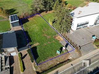 <p><span>Wil je een open bebouwing met achterliggende weiden en zicht op bosrijke omgeving? Dit is de perfecte grond! Bouw hier je droomwoning in een bosrijk gebied. Lot 1A+ Lot 1B = 1.052 m². (zie plan)</span></p><p><span>Ligging en omgeving:</span></p><ul><li><span>Gelegen op de N287 in de deelgemeente Deurne, verbindingsweg tussen Diest en Tessenderlo . met uitstekende verbindingen naar omliggende gemeenten</span></li></ul><ul><li><span>Naast het perceel bevindt zich een handelspand/toonzaal met een woonst. Langs de linkerzijde een open eengezinswoning.</span></li><li><span>Op slechts 4,6 km van het centrum van Tessenderlo-Ham en 8,3 km van het centrum van Diest.</span></li><li><span>De oprit naar de E313 richting Antwerpen is bereikbaar op 20 km.</span></li><li><span>De oprit naar de E314 is bereikbaar op 15km.</span></li><li><span>Het perceel wordt achteraan omgeven door weilanden.</span></li></ul><p><span>Troeven van het perceel:</span></p><ul><li><span>Zuidwestelijke oriëntatie aan de achterzijde van de bouwgrond.</span></li><li><span>Direct achter het perceel ligt een weide, dat ook via de achterzijde bereikbaar is en perfect is voor paarden of andere dieren.</span></li><li><span>Ondanks de ligging aan een drukkere weg, biedt de natuurlijke buffer van weilanden achteraan veel rust en privacy.</span></li><li><span>De achterliiggende weide is apart te koop. Vraag vrijblijvend meer info!</span></li></ul><p><span>Samengevat:</span><span><br />Deze bouwgrond biedt de ideale combinatie van een rustige, natuurlijke omgeving en een strategische ligging met gemakkelijke toegang tot de omliggende steden en snelwegen. Of je nu houdt van buitenactiviteiten of gewoon op zoek bent naar een rustige plek om te wonen, hier krijg je het beste van twee werelden.</span></p><h2><span>Heb je graag de stedebouwkundige voorschriften of graag een afspraak op het terrein?<br />Neem gerust contact op voor meer info of een vrijblijvend adviesgesprek.<br />In afwachting van het bezoek kan je alvast de virtuele tour bekijken. Bel 01331 25 22 of 0470 47 41 19 of mail naar wendy@immodiest.be</span></h2><h2><span> </span></h2><h2><span> </span></h2>