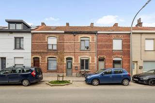 Deze instapklare en knusse rijwoning is gelegen in de Moorseelsestraat te Heule, vlak bij scholen, supermarkten,…. De woning werd in 2012 gerenoveerd en heel sfeervol ingericht. De indeling op het gelijkvloers is als volgt: inkomhal, leefruimte met gezellige zithoek en eetplaats, toegang naar een droge kelder, ingerichte keuken met eetplaats, apart toilet, badkamer met één wastafel en regendouche en verder af te werken uitbouw met aansluitend de zonnige stadstuin. Door de diepte van 30 meter kunt u maximaal van de zon genieten. 1e v.: twee slaapkamers en de zolderverdieping werd smaakvol ingericht als derde slaapkamer, voorzien van sfeerverlichting en ingebouwde kasten.<br />Instapklaar – 3 slpks – gerenoveerd – charmante gevel – zonnige tuin. <br /><br />Voor verdere informatie of vrijblijvend bezoek neem dan contact op met Imani via 056 255 333 of imani@panorama.immo