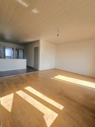 <p><span>KERKHOFSTRAAT 23 / 3 2850 BOOM</span></p><p><span>Compact appartement nabij het centrum!</span></p><p><span> </span></p><p><span>Dit compacte appartement ligt in het handelscentrum van Boom.</span></p><p><span>Op wandelafstand kan je zowel inkopen doen (supermarkt en diverse handelszaken), als ontspannen (De Schorre, Rupeldijk).</span></p><p><span>In het centrum vinden we ook verschillende scholen voor alle leeftijden.</span></p><p><span>Parkeren doen we op de openbare parking net om de hoek.</span></p><p><span> </span></p><p><span>Het appartement is gelegen op de 3de verdieping (geen lift).</span></p><p><span>De indeling is als volgt: een inkomhal, leefruimte met open keuken, een apart toilet met aansluiting wasmachine, een slaapkamer met doucheruimte.</span></p><p><span> </span></p><p><span>De </span><span>elektriciteit </span><span>is </span><span>conform </span><span>tot 2051!</span></p><p><span>Het appartement is </span><span>Asbestveilig</span><span>!</span></p><p><span>De </span><span>verwarmingsketel </span><span>is van 2020!</span></p><p><span> </span></p><p><span>Neemt u graag een kijkje of wenst u meer info: 03 888 44 01 of <span>info@immodillen.be</span></span></p><p><span> </span></p>