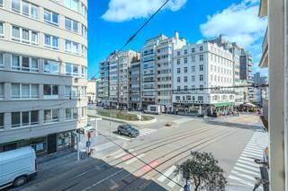 Deze magnifiek gerenoveerde studio met slaaphoek is gelegen op de tweede verdieping van Residentie Savoy. U bevindt zich hier in het hart van het bruisende Oostende, met alles binnen handbereik: van winkels en culinaire hotspots tot culturele trekpleisters. Bovendien wandelt u binnen enkele stappen (slechts 100m!) het strand op.De studio onderging een volledige totaalrenovatie, waarbij uitsluitend gebruik is gemaakt van hoogwaardige en kwalitatieve materialen. Een instapklaar pareltje aan de kust.Indeling: - inkomhal met een zitbankje en ingebouwde kastenwand- lichtrijke leefruimte met een slaaphoek, stijlvol afgescheiden door een houten wand- open keuken uitgerust uitgerust met inductiekookplaat, vaatwas, combi-oven en frigo- badkamer voorzien van een badkamermeubel met spiegelkast en regendouche- afzonderlijk toilet - privatieve kelderbergingBovendien kan u ook gebruik maken van de gemeenschappelijke fietsenberging en beschikt de residentie over een afvallokaal. Actueel verhuurd.Pluspunten: - totaalrenovatie- asbestveilig- afzonderlijke slaaphoek- positieve elektrische keuring- EPC label B - voorzien van ingemaakte kasten- kwalitatieve materialenDé ideale, instapklare hotspot voor wie luxe aan de kust zoekt! Bel ons snel voor een afspraak ter plaatse!Bestuursmaatregelen in het maatregelenregister: in aanvraag