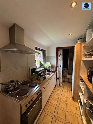 <p><span>OP TE FRISSEN WONING MET 2 KAMERS</span></p><p><span>Richtprijs 180.000 euro</span></p><p><span> </span></p><p><span>Deze woning is rustig gelegen nabij station, winkels en scholen.</span></p><p><span> </span></p><p><span>Beneden treft u de living, eetruimte, keuken en badkamer voorzien van douche, toilet en lavabo.</span></p><p><span> </span></p><p><span>Kelder aanwezig.</span></p><p><span> </span></p><p><span>Boven zijn er 2 ruime kamers. De zolderverdieping bereikbaar via vaste trap kan dienst doen als 3de kamer.</span></p><p><span> </span></p><p><span>Achteraan is er een leuke tuin met berging.</span></p><p><span> </span></p><p><span>De woning is al voorzien van dubbele beglazing en geïsoleerd dak.</span></p><p><span> </span></p><p><span>Toffe starterswoning!!</span></p><p><span> </span></p><p><span>Voor info of bezoek bel Dylan op 0489/54.69.99 of mail naar <span>dylan@svena.be</span></span></p><p><span> </span></p><p><span> </span></p><p><span>Deze gegevens zijn louter informatief en wij kunnen niet aansprakelijk gesteld worden voor eventuele onjuistheden.</span></p><p><span>De bewoonbare oppervlakte is slechts indicatief.</span></p><p><span> </span></p>