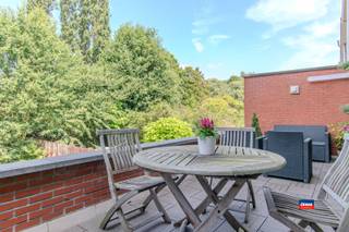 <p><span>HOBOKEN | RUSTIG GELEGEN BEL-ETAGE MET DRIE SLAAPKAMERS, GARAGE, OPRIT EN TUIN OP EEN TOTALE OPPERVLAKTE VAN 334m² | EPC C</span></p><p><span>Indeling als volgt: gelijkvloers: oprit - ruime inkomhal met toegang naar de garage - inpandige garage met automatische poort en extra opbergruimte - wasplaats/bergplaats - zonnige tuin met leuk terras en veel groen.</span></p><p><span>Eerste verdieping: traphal - gastentoilet - grote, lichtrijke leefruimte met geïnstalleerde keuken - gezellig terras met een royaal zicht op de tuin. </span></p><p><span>Tweede verdieping: traphal - badkamer met ligbad en lavabomeubel - Twee ruime volwaardige slaapkamers, een extra slaapkamer of bureau ruimte. </span></p><p><span>Solide betonconstructie (bouwjaar 1972). </span></p><p><span>Deze woning is uitstekend gelegen in een groene omgeving en rustige woonwijk in de onmiddellijke omgeving van openbaar vervoer, scholen, park en grootwarenhuis. </span></p><p><span>Goede verbinding met de grote uitvalswegen. Met de (elektrische) fiets bereikt u via de nieuw aangelegde fietspaden vlot Antwerpen-centrum. </span></p><p><span> </span></p><p><span>Extra troeven :</span></p><p><span>- Extra grote tuin, met uitzicht op groen</span></p><p><span>- Kindvriendelijk woonwijk</span></p><p><span>- Inpandige garage</span></p><p><span>- Gevelbreedte van 7 meter</span></p><p><span>- Hoogrendementsbeglazing</span></p><p><span>- Mogelijkheden tot bijbouwen</span></p><p><span> </span></p><p><span> </span></p>