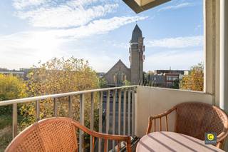 Instapklaar 2-slaapkamerappartement met zonnig terras - topligging in BerchemOp een centrale, aangename ligging in Berchem vind je dit volledig...
