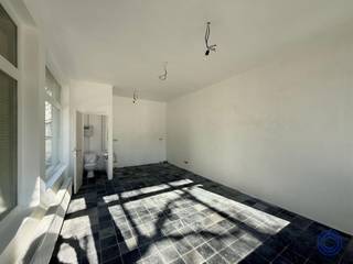 Informatie handelspand:Dit handelspand is uitstekend gelegen op de hoek van de Koepoortbrug en de Huikstraat in Antwerpen, in een charmante en goed...