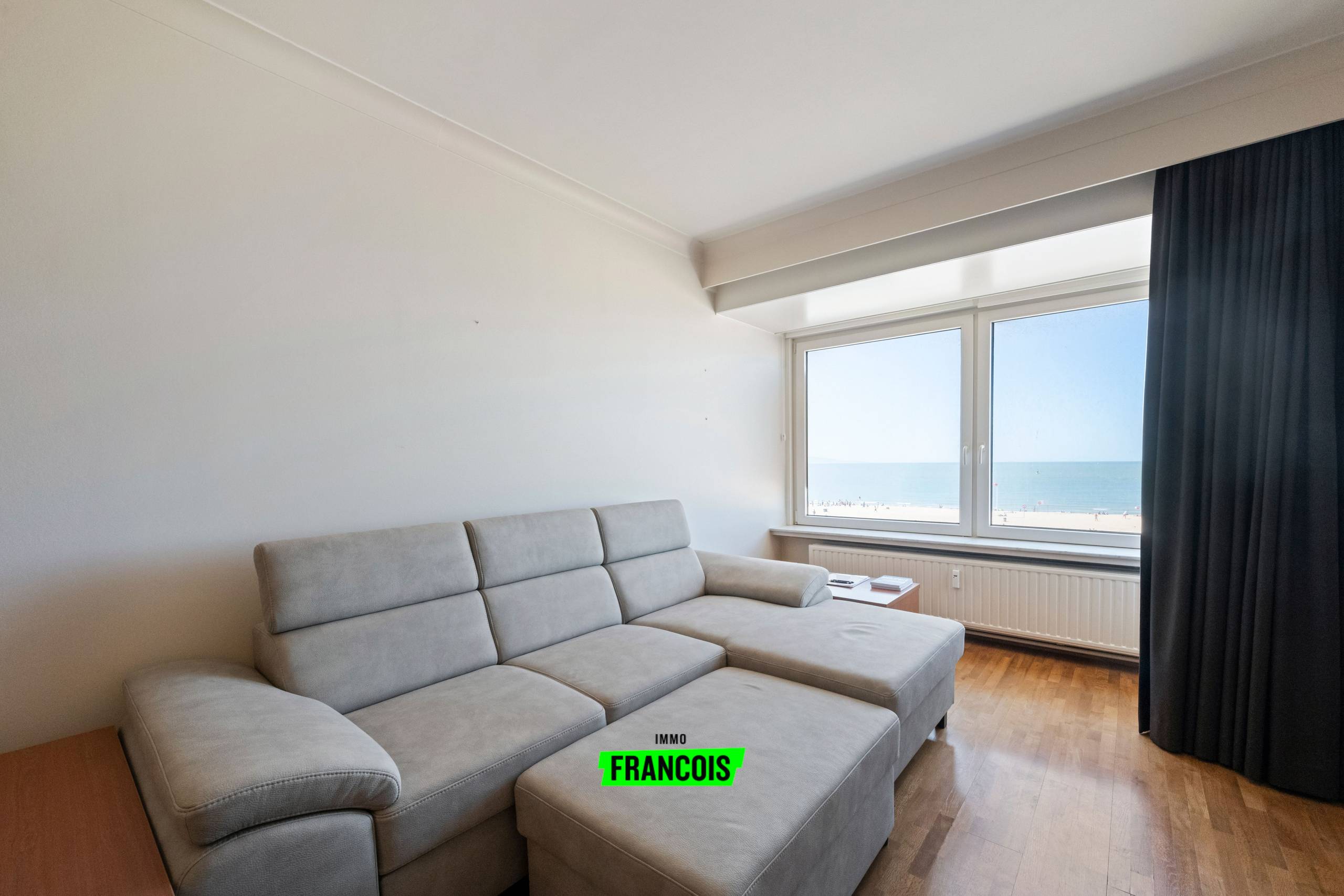 Appartement met frontaal zeezicht en twee ruime slaapkamers in centrum Oostende. - foto 2