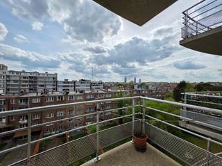 <p><span>Studio te koop in Brussel. Deze lichtrijke studio van 45 m² bevindt zich in een levendige buurt, dicht bij alle voorzieningen en het openbaar vervoer. De grote ramen zorgen voor een aangename, natuurlijke lichtinval doorheen de hele dag. Een ideale opportuniteit als investering of voor eigen bewoning. </span></p>