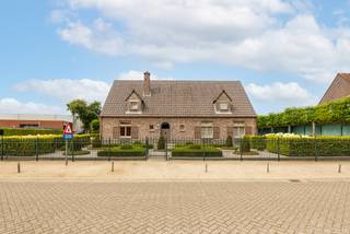 <p>Ruime villa in het centrum van Wuustwezel op een fraai perceel van 1.330m² met zwemvijver! De kwalitatief gebouwde gezinswoning werd door de jaren heen perfect onderhouden en bestaat o.a. uit gezellige leefruimte op parketvloer en met open keuken, 5 riante slaapkamers, 2 badkamers, 3 wc’s, een dubbele inpandige garage een ruime bergzolder. De woning is omgeven door een verzorgde tuin met magnifieke zwemvijver met lounge en een handige oprit! EPC B</p>