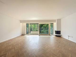 Dit prachtig appartement bevindt zich op de vierde verdieping en biedt een fenomenaal zicht op het Citadelpark vanuit de leefruimte alsook heeft...