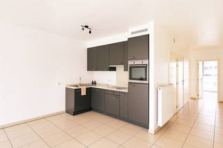 Dit ruime en energiezuinige appartement in de Frieslandstraat te Hoboken beschikt over een aangename woonkamer met open keuken en aansluitend een groot terras.V erder omvat het appartement een inkomhal, aparte ruime berging, badkamer met ligbad/douchecombinatie en twee ruime slaapkamers. Een private kelderberging biedt extra opbergruimte. De ligging is praktisch, met winkels, openbaar vervoer en belangrijke invalswegen vlot bereikbaar en een goede verbinding richting Antwerpen. Een autostaanplaats is verplicht bij te huren aan € 70/maand. De maandelijkse gemeenschappelijke kosten bedragen € 60. Een ruim en comfortabel appartement met een fijn terras en een vlot bereikbare ligging. - gelieve uw aanvraag via het contactformulier in te vullen. er worden telefonisch geen afspraken ingepland