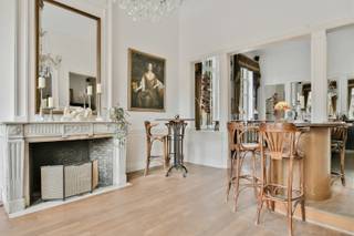 Op een absolute toplocatie aan de Dijver, naast het Groeningemuseum en het Arentshof, in het hart van het historische Brugge, bevindt zich dit karaktervolle handelspand met woonst. Dit gebouw, daterend van vóór 1850, ademt charme en authenticiteit met zijn moulures, hoge plafonds, marmeren sierschouwen en parketvloeren. Het gelijkvloers is ingericht als restaurant met circa veertig zitplaatsen, een gezellige veranda en terras.<br />De bovenverdiepingen bieden een royale woonst met zes slaapkamers, een ruime badkamer, bureauruimte, leefruimte en meerdere bergingen. <br />Dit pand verenigt wonen en ondernemen op een unieke locatie, midden tussen de Brugse reien, musea en winkelstraten. Een uitzonderlijke kans voor wie op zoek is naar een eigendom met uitstraling, ruimte en een ongeëvenaarde ligging in het hart van Brugge. Benieuwd naar de mogelijkheden als ondernemer of investeerder? Contacteer ons vrijblijvend op het nummer 059 250 590!<br />EPC niet-residentieel: label D. EPC residentieel: 521 kWh/m² – label F (renovatieverplichting van toepassing). (Vg, Wche, Gmo, Gvkr, Gvv) Ref. OU27993