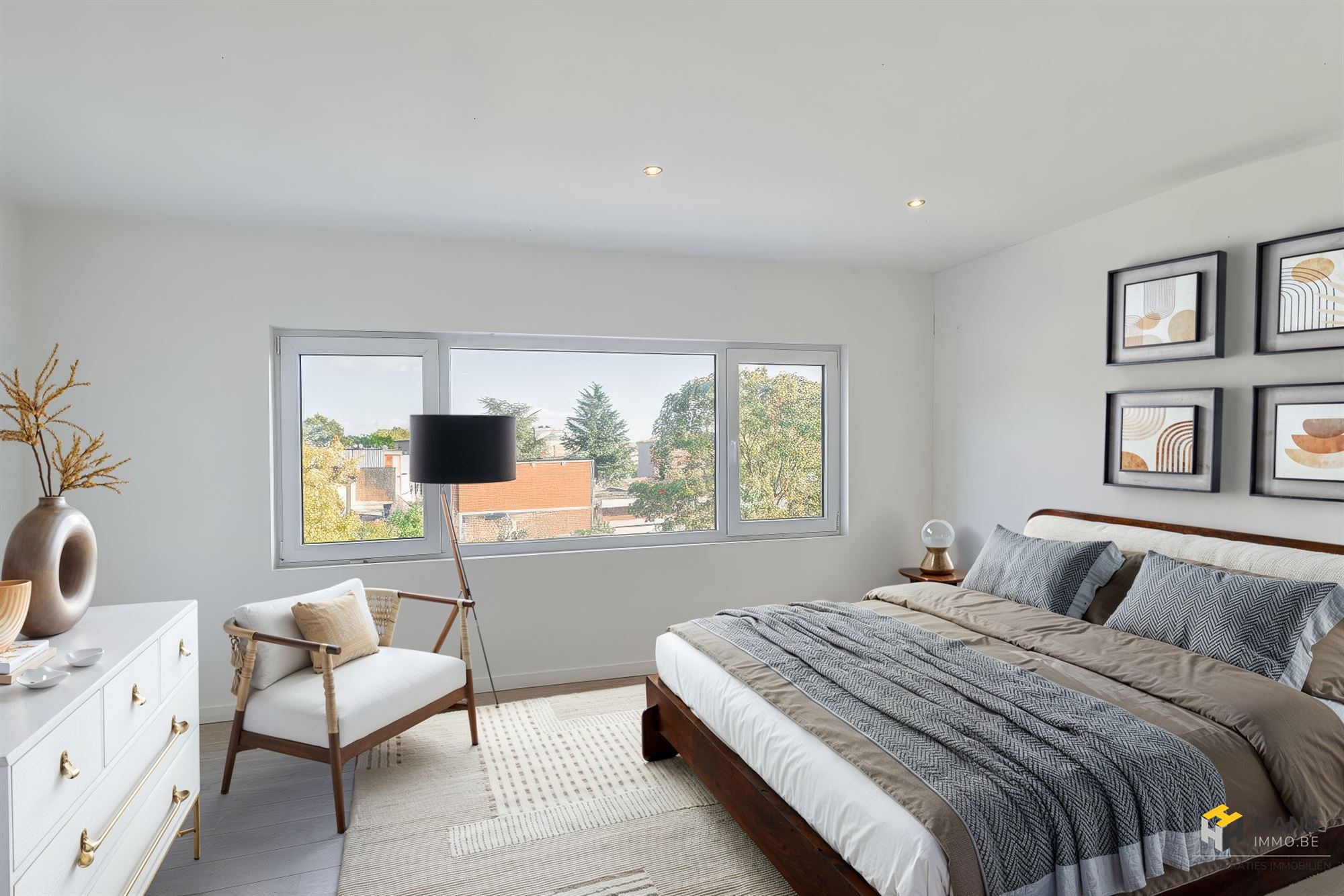 Instapklare woning (189m²) met 4 slaapkamers, 2 badkamers en buitenruimte (16 m²) in Mortsel. - foto 3