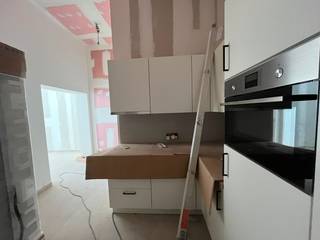 In deze karaktervolle en volledig gerenoveerde residentie bevindt zich deze unieke, ruime studio met uitzonderlijke plafondhoogtes en een prachtige ligging in de winkelstraat. De combinatie van authentieke architectuur en hedendaags wooncomfort zorgt hier voor een bijzonder aangename woonbeleving.<br />Bij het binnenkomen komt u terecht in een inkomhal van 1,66 m² met aansluitend een apart gastentoilet van 1,3 m². De studio beschikt over een praktische en volledig uitgeruste keuken van 8 m², voorzien van alle moderne comfort.<br />Aansluitend aan de keuken is er toegang tot een ruime berging van 6,13 m² met aansluiting voor wasmachine, wat zorgt voor extra functionaliteit en opbergruimte.<br />De zeer ruime leefruimte van maar liefst 42,05 m² wordt gekenmerkt door grote raampartijen die uitkijken op de winkelstraat, waardoor er een mooie lichtinval en een levendig stadsgevoel ontstaat.<br />Verder is er een badkamer van 3 m² met inloopdouche, afgewerkt in een moderne stijl.<br />Voor optimaal wooncomfort is het volledige appartement uitgerust met vloerverwarming, wat zorgt voor een aangename en gelijkmatige warmteverdeling in elke ruimte.<br /><br />Een unieke kans voor wie op zoek is naar een instapklaar appartement met moderne afwerking op een toplocatie.<br /><br /><strong>Bezoekmomenten zijn mogelijk op woensdagnamiddag 17 juni 2026 en zaterdag namiddag 20 juni 2026.</strong><br />Via de knop "ik heb interesse" vragen we u kort een profiel in te vullen. Daarna nemen we contact op voor een bezoek.<br />Telefonisch kunnen er geen afspraken gemaakt worden.