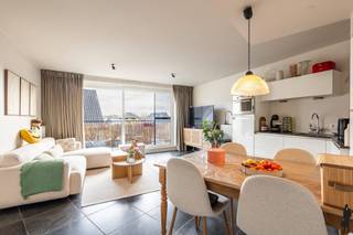 Gezellig <strong>appartement</strong> met terras en staanplaats in<strong> hartje Hoogstraten.</strong><br /><br /><strong>Het appartement is als volgt ingedeeld:</strong><br />- leefruimte met open keuken<br />- berging<br />- slaapkamer<br />- badkamer<br />- toilet<br />- terras<br />- autostaanplaats<br /><br />Ontdek dit charmante 1-slaapkamerappartement met terras, ideaal gelegen in het centrum van Hoogstraten. Alle voorzieningen zoals winkels, horeca, openbaar vervoer en ontspanning liggen op wandelafstand.<br /><br />Gemeenschappelijke kosten: € 60,-/maand.