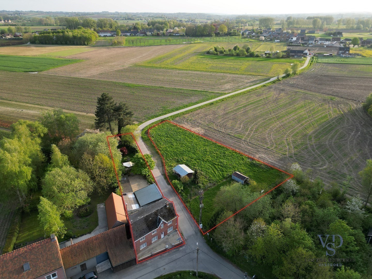 Woning met belendend perceel weiland - foto 1