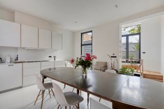 Gelegen aan de charmante Vrijdagsmarkt bevindt zich deze unieke, atypische woning met garage en zuidgericht dakterras, in het hart van Antwerpen.<br /><br />Bij het betreden van de woning komt u binnen in een uitzonderlijk ruime garage met plaats voor twee wagens achter elkaar en voorzien van voldoende bergruimte. Achteraan zijn tevens de aansluitingen voorzien voor een wasruimte.<br /><br />Op de eerste verdieping bevindt zich achteraan de master bedroom, gekenmerkt door een hoog plafond en authentieke balken, met ensuite badkamer, voorzien van een inloopdouche, ligbad, toilet en wastafel. Vanuit de slaapkamer geniet je van een rustgevend uitzicht op de binnenkoer met Japanse esdoorn. Vooraan op deze verdieping bevindt zich een polyvalente ruimte die perfect kan dienen als bureau of extra slaapkamer.<br /><br />De tweede verdieping omvat aan de achterzijde de lichtrijke leefruimte, eveneens georiënteerd naar de binnenkoer. Aan de voorzijde bevindt zich een bijkomende slaapkamer met ensuite douche. Op de nachthal is een apart gastentoilet voorzien.<br /><br />Op de bovenste verdieping bevindt zich een ruime, lichtrijke keuken, uitgerust met alle hedendaagse comfort (SMEG-toestellen). Aansluitend geeft deze verdieping toegang tot het zuidgerichte terras (zonder inkijk), dat een prachtig uitzicht biedt op de Boerentoren, de Onze-Lieve-Vrouwekathedraal en de Vrijdagsmarkt.<br /><br />Verder beschikt de woning over een ruime kelder met hoge plafonds, ideaal als extra bergruimte.<br /><br />Deze eigendom geniet van een uitstekende ligging, vlakbij talrijke winkels, horecagelegenheden, openbaar vervoer en culturele bezienswaardigheden in het centrum van Antwerpen.<br /><br />Grote troeven:<br /><br />- Centraal in historisch centrum<br />- Vernieuwde ramen (niet opgenomen in EPC)<br />- Elektriciteit conform<br />- Geïsoleerde achter- en zijgevel<br />- Digitale meters<br />- Ruime garage met parkeermogelijkheid<br />- Zuidgericht dakterras zonder inkijk<br /><br />Een interessante opportuniteit voor wie op zoek is naar een karaktervolle woning met ruimte en potentieel op een toplocatie.