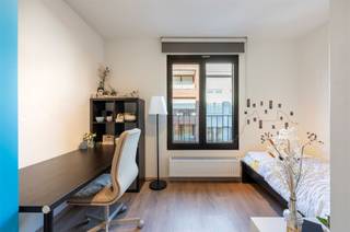 <p><span>Gezellige studentenkamer aan het Eilandje in recent gebouw! </span></p><p><span>Deze studentenkamer is gelegen op de 2de verdieping van een recent studentengebouw op het Eilandje. Op wandelafstand vinden we onder meer het MAS, verschillende hogescholen, haltes van het openbaar vervoer en winkels. </span></p><p><span> </span></p><p><span>De studentenkamer is gemeubeld met een bureau, bed en kast en beschikt over een eigen badkamer. In de badkamer vindt u een douche, toilet en lavabo. </span></p><p><span> </span></p><p><span>Op het gelijkvloers van het gebouw is de grote gemeenschappelijke keuken die voorzien is van alle toestellen. </span></p><p><span> </span></p><p><span>Tenslotte is er nog een ruime fietsenberging aanwezig in het gebouw. </span></p><p><span> </span></p><p><span>De kamer is momenteel verhuurd tem 31 augustus 2025. </span></p>