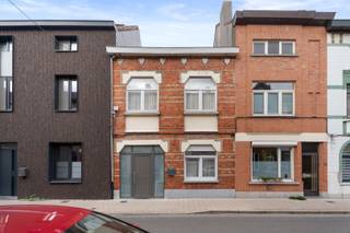 Bij het binnenkomen van de woning kom je onmiddellijk in een grote brede gang terecht die vroeger dienst deed als inpandige garage en helemaal doorloopt tot de buitenruimte. Via een deur kom je in de trappenhal waar zich de voorkamer bevindt die momenteel dienst doet als extra ontvangstruimte en de toegang tot de grote eetkamer met zithoek. Met de pelletkachel is het altijd gezellig vertoeven in de woonkamer. Aansluitend kom je in de ingerichte keuken met ontbijthoek. Eveneens op de benedenverdieping: een douchekamer met lavabo en toilet en voorziening om de wasmachine te plaatsen. Op de eerste verdieping zijn er twee grote slaapkamers en een tweede douchekamer met lavabo en toilet. De bovenste verdieping omvat nog twee slaapkamers en een bergruimte.<br /><br />Ook benieuwd naar deze grote woning? Neem snel contact op met Benedicte: 0493/61 98 89 of via Benedicte@flameestate.be