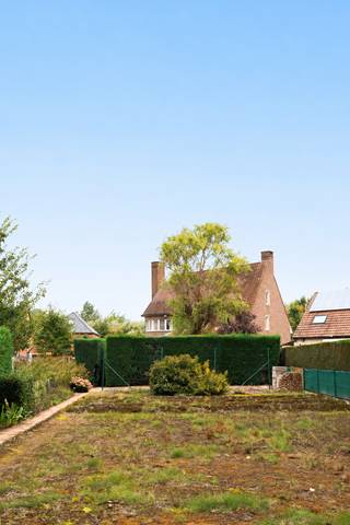 Meer info? wouter.beckx@homixx.be of 016/199.349<br /><br />Op een royaal perceel aan de Tuindijk 60 in Schriek bevindt zich deze statige villa uit de jaren 90. Met haar bijzonder ruime indeling, multifunctionele vertrekken en talrijke uitbreidingsmogelijkheden is dit een woning die zich moeiteloos aanpast aan uiteenlopende woon- en werkbehoeften.<br /><br />Via de royale inkomhal bereik je de keuken, eetkamer en aangename leefruimte. Op het gelijkvloers bevindt zich bovendien een afzonderlijke bureauruimte, die evengoed kan worden ingericht als slaapkamer, hobbykamer of praktijkruimte.<br /><br />De eerste verdieping telt drie volwaardige slaapkamers en een badkamer. De ruime zolder biedt daarnaast volop mogelijkheden om extra slaapkamers, een hobbyruimte of een andere invulling te creëren.<br /><br />Ook de volledig onderkelderde verdieping is een grote troef. Deze is momenteel ingericht als kinesitherapiepraktijk en beschikt over verwarming en airconditioning. De kelder sluit rechtstreeks aan op de inpandige garage, die plaats biedt aan twee wagens. Wie meer garageruimte wenst, kan een deel van de kelder hiervoor benutten. Uiteraard leent deze verdieping zich ook uitstekend voor een vrij beroep, hobbyruimte, fitness, opslag of andere doeleinden.<br /><br />Kortom: een karaktervolle villa met een enorme bewoonbare oppervlakte, een veelzijdige indeling en uitzonderlijk veel potentieel. Ideaal voor wie royaal wil wonen, wonen en werken wil combineren of op zoek is naar een woning die kan meegroeien met de toekomst.