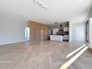<p>We Invest Brussel-Europa stelt u dit prachtige gerenoveerde penthouse van 95 m² voor met 2 grote zuidgerichte terrassen, gelegen op de 3e en bovenste verdieping van een kleine, goed onderhouden mede-eigendom met lift, vlak bij de wijk Prince de Liège.<br /><br />Het appartement bestaat uit een ruime en lichtrijke woonkamer met directe toegang tot een terras van 35 m², een moderne volledig uitgeruste keuken, 2 slaapkamers die uitgeven op het achterterras (9 m²), een hedendaagse douchekamer, een apart toilet, een wasruimte/technische ruimte en een privatieve kelder.<br /><br />Troeven: rustige en groene buurt, openbaar vervoer en winkels in de nabijheid, lage lasten (±100 €/maand), EPC D+, individuele verwarming op gas, dubbele beglazing, lift.<br /><br />Een uitzonderlijk penthouse, instapklaar, dat ruimte, licht en modern comfort combineert. Ideaal voor een koppel, een jong gezin of een investeerder.<br /><br />📍 Jakob Smitsstraat 41, bus 7 – 1070 Anderlecht<br />💰 €349.000<br />📞 02 478 67 49 – bruxelles.europe@weinvest.be<br />Contacteer Frédéric Top op 0472 34 44 08 voor een bezoek.</p>