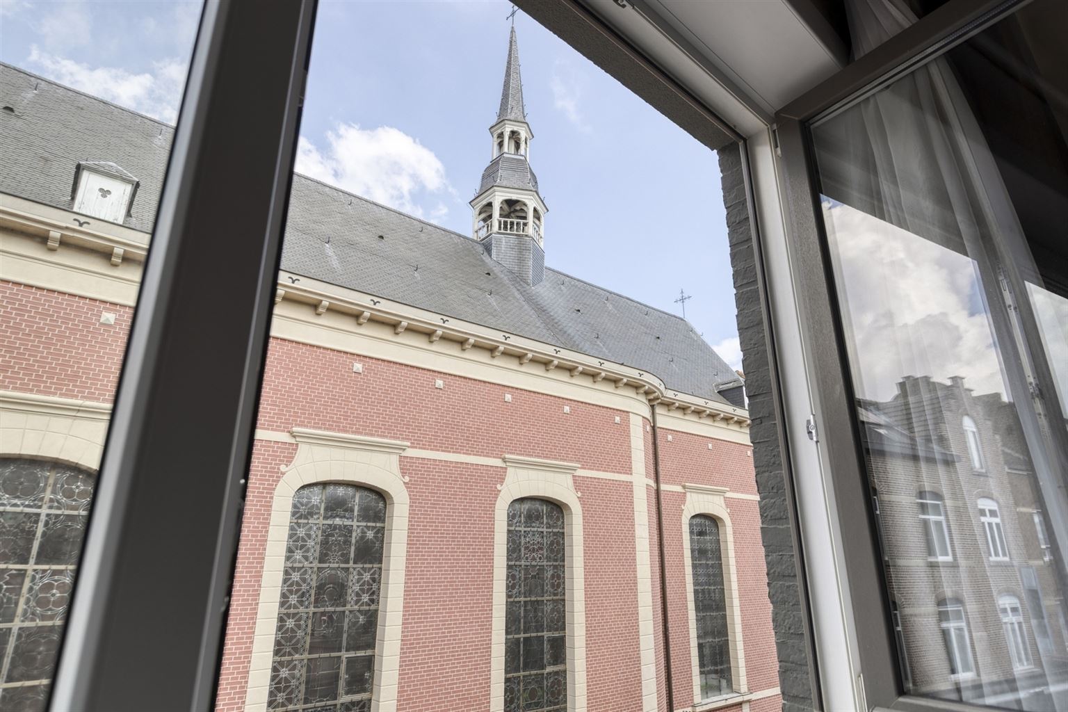 Prachtig ruim appartement met 3 slaapkamers en autostaanplaats gelegen in het hart van Maaseik. - foto 4