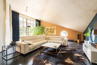 <p><span>Architecturale woning met 4 slaapkamers op een royaal perceel van 2.012 m²</span></p><p><span>Op een ruim perceel van maar liefst 2.012 m² bevindt zich deze karaktervolle en architecturale woning, die een mooie combinatie biedt van ruimte, functionaliteit en diverse gebruiksmogelijkheden. Met vier slaapkamers, waarvan één op het gelijkvloers, en een badkamer op dezelfde verdieping, is de woning bovendien ideaal voor wie comfortabel en toekomstgericht gelijkvloers wil wonen.</span></p><p><span>Gelegen in Rijkevorsel biedt deze woning de voordelen van een rustige, groene omgeving met toch goede bereikbaarheid. Het landelijk karakter van het gebied wordt zichtbaar in de omringende bosrijke setting en de aangelegde groene zones.</span></p><p><span>Via de inkomhal komen we in de open en unieke leefruimte, die dankzij de grote raampartij geniet van een aangename connectie met de tuin. De open keuken sluit hier mooi op aan en biedt tevens toegang tot de praktische bijkeuken. Verder vinden we op het gelijkvloers een eerste slaapkamer en de badkamer. Daarnaast beschikt deze verdieping over een apart toilet, een praktische bergruimte en een huidige praktijkruimte. Deze ruimte kan uiteraard ook perfect worden aangewend als bureauruimte, hobbyruimte of extra leefruimte.</span></p><p><span>De eerste verdieping biedt nog drie ruime slaapkamers, waardoor de woning in totaal vier slaapkamers telt. Daarnaast beschikt deze verdieping over een aparte douchekamer en een afzonderlijk toilet.</span></p><p><span>Een absolute troef is het royale perceel van 2.012 m². De ruime tuin biedt volop mogelijkheden en zorgt voor een aangenaam gevoel van ruimte en privacy rondom de woning.</span></p><p><span>Dankzij de combinatie van de uitgesproken architecturale vormgeving, het royale perceel, de vier slaapkamers en de praktische indeling met een slaapkamer en badkamer op het gelijkvloers, is dit een bijzonder veelzijdige woning. Een ideale thuis voor gezinnen, maar eveneens interessant voor wie wonen en werken wil combineren of op zoek is naar een woning met mogelijkheden op lange termijn.</span></p><p><span> </span></p><p><span> </span></p><p><span> </span></p><p><span> </span></p>