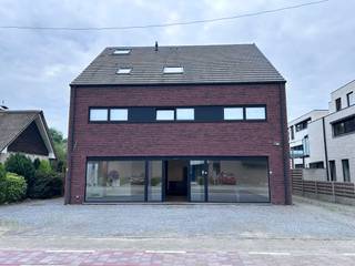 Dit ruime handelspand biedt een uitstekende gelegenheid voor diverse commerciële activiteiten (retail, showroom, kantoor,...) dankzij de open structuur en strategische ligging. Het pand heeft een totale oppervlakte van ca. 380m², verdeeld over een gelijkvloers en een kelderverdieping. Ideaal voor ondernemers die op zoek zijn naar een flexibele ruimte met tal van mogelijkheden. Daarnaast is er voldoende parkeergelegenheid voor klanten en personeel. De winkel is goed bereikbaar en ligt in de dorpskern van Begijnendijk.<br /><br />Voor meer informatie of een bezoek, neem gerust contact op via vastgoed@gysemansgroep.be of 016 360 460.
