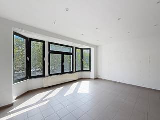 <strong>SCHAERBEEK: Vlakbij Meiser en het Plasky-plein, evenals alle voorzieningen, mooi appartement met 1 slaapkamer van ±78 m² op de 1e verdieping zonder lift. Het appartement is als volgt ingedeeld: eetkamer van ±10 m², lichte woonkamer van ±23 m², toilet, ingerichte keuken (oven, kookplaten, afzuigkap, koelkast en vriezer), balkon, slaapkamer van ±18 m² met aangrenzende badkamer en aansluiting voor een wasmachine, kelderruimte n°1 en een garage met een parkeerplaats ervoor tegen een verplichte toeslag van 100€/maand. Kosten: Voorschot van 100€/maand, inclusief gemeenschappelijke kosten. EPC D. Beschikbaar vanaf 01/10/2026.</strong><br /><br /><span>Op de 1e verdieping zonder lift: </span><br /><br />- Eetkamer ±10 m²<br />- Lichte woonkamer ±23 m²<br />- Ingerichte keuken (oven, kookplaten, afzuigkap, koelkast en vriezer) <br />- Balkon<br />- Slaapkamer van ±18 m² met aangrenzende badkamer met aansluiting voor een wasmachine<br /><br />Kelder n°1