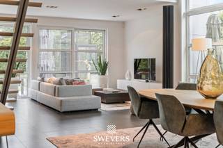 Voor meer info en foto’s, surf naar www.swevers.be – Deze stijlvolle open bebouwing in het gegeerde Bolderberg combineert luxe, comfort en rust op een uitzonderlijke locatie. Gelegen in een doodlopende straat nabij circuit Zolder geniet u hier van maximale privacy, een prachtig aangelegd perceel van 11a 60ca en een instapklaar geheel met hoogwaardige afwerking. De woning werd gebouwd in 2003 en doorheen de jaren zorgvuldig vernieuwd, met onder meer een vernieuwde badkamer, zonnepanelen, een volledig heraangelegde tuin en een nieuwe boiler. Binnen zorgt de lichtrijke leefruimte dankzij de grote raampartijen voor een aangename sfeer en een mooi zicht op de tuin. Het gelijkvloers beschikt verder over een open keuken van 16 m² met aansluitend een aparte berging, een apart gastentoilet en een bureau. Vloerverwarming in combinatie met extra radiatoren garandeert optimaal wooncomfort. Op de verdieping bevinden zich twee zeer ruime slaapkamers van 20 m² en 31 m² met badkamer, apart toilet en extra opbergruimte. De vrijstaande garage van 42 m² biedt bijkomende plaats voor wagens, fietsen of hobbyruimte. Ook buiten is het volop genieten. De tuin werd volledig heraangelegd en beschikt over een automatisch sproeisysteem. Dankzij de zonnepanelen en het alarmsysteem scoort de woning eveneens uitstekend op vlak van energiezuinigheid en veiligheid. De ligging is een extra troef, met winkels, scholen, restaurants en openbaar vervoer vlakbij en een vlotte verbinding naar de autosnelweg. Een ideale woning voor wie op zoek is naar ruimte, kwaliteit en comfortabel wonen in een groene en residentiële omgeving. Voor meer informatie, bel 011 255 155. Bron bewoonbare oppervlakte: EPC – verslag.