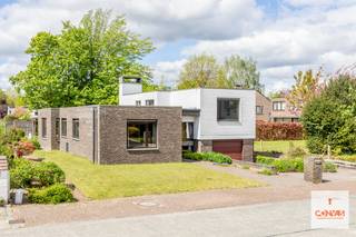 In een rustige en gegeerde woonomgeving in Mariakerke bevindt zich deze <strong>unieke architecturale woning</strong>, ontworpen door <strong>architect Antoon Daemers</strong> in samenwerking met <strong>gerenommeerd binnenhuisarchitect Jos De Mey</strong>. Een woning waar karakter, licht en functionaliteit perfect samenkomen.<br /><br />Bij het betreden van de woning kom je in de <strong>ruime inkomhal</strong>, die meteen een gevoel van klasse en doordachte indeling uitstraalt. Hier springt het prachtige glas-in-loodwerk onmiddellijk in het oog, ontworpen door kunstenaar Achiel Pauwels. Vanuit de hal heb je toegang tot een comfortabele slaapkamer op het gelijkvloers, een badkamer en een apart gastentoilet.<br />Daarnaast biedt de inkomhal ook directe toegang tot de <strong>inpandige garage</strong>, met aansluitend een <strong>praktische berging en aparte wasruimte</strong> — ideaal voor extra opslag en dagelijks comfort. Verder leidt de hal naar de keuken en een lichtrijke leefruimte, waar <strong>grote raampartijen</strong> zorgen voor een aangename <strong>connectie met de prachtige tuin</strong> en het zonnige terras. Deze buitenruimte vormt een echte meerwaarde voor wie houdt van rust, privacy en genieten in eigen groen.<br /><br />Een extra troef is de <strong>aparte zij-ingang naar het bureau</strong>, wat deze woning bijzonder geschikt maakt voor vrije beroepen, zelfstandigen of wie graag wonen en werken combineert zonder in te boeten aan privacy. Op de eerste verdieping bevinden zich nog drie volwaardige slaapkamers en een apart toilet, wat deze woning ook perfect maakt voor gezinnen die ruimte en comfort zoeken.<br /><br />Deze woning is een zeldzame combinatie van architecturale klasse, praktische indeling en toplocatie. Een unieke kans voor wie op zoek is naar iets bijzonders in Mariakerke.<br /><br />Interesse? Plan een bezoek in via <strong>laura@convas.be</strong> en laat je verrassen door de charme, ruimte en uitstraling van deze uitzonderlijke woning.