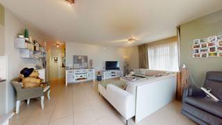 Ruim en recent gelijkvloers appartement in het centrum van Heist. Dit hoekappartement met groot  terras is gelegen aan het Maes en Boerenboomplein (de markt van Heist). Het appartement beschikt over 2 volwaardige slaapkamers en een ruime living. Er is een gemakkelijk bereikbare fietsenberging op het gelijkvloers en een privatieve kelderberging.