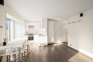 Deze aangename studio bevindt zich op de benedenverdieping van een kleinschalige residentie in Blankenberge. Dankzij de centrale ligging bevinden winkels, horecazaken en de Zeedijk zich allemaal op korte wandelafstand.<br /><br />Bij het betreden van de studio komt u terecht in de lichtrijke leefruimte, die aansluit op de open keuken. Vanuit de leefruimte en keuken heeft u rechtstreeks zicht op het ruime terras en de bijhorende tuin.<br /><br />Verder beschikt de studio over een verzorgde badkamer met douchecabine.<br /><br />Dankzij de praktische indeling, de aangename buitenruimte en de ligging in Blankenberge is deze studio een interessante keuze als tweede verblijf of investering aan de kust.<br /><br />Aarzel niet en plan vandaag nog uw bezoek aan deze aangename studio!<br /><br />