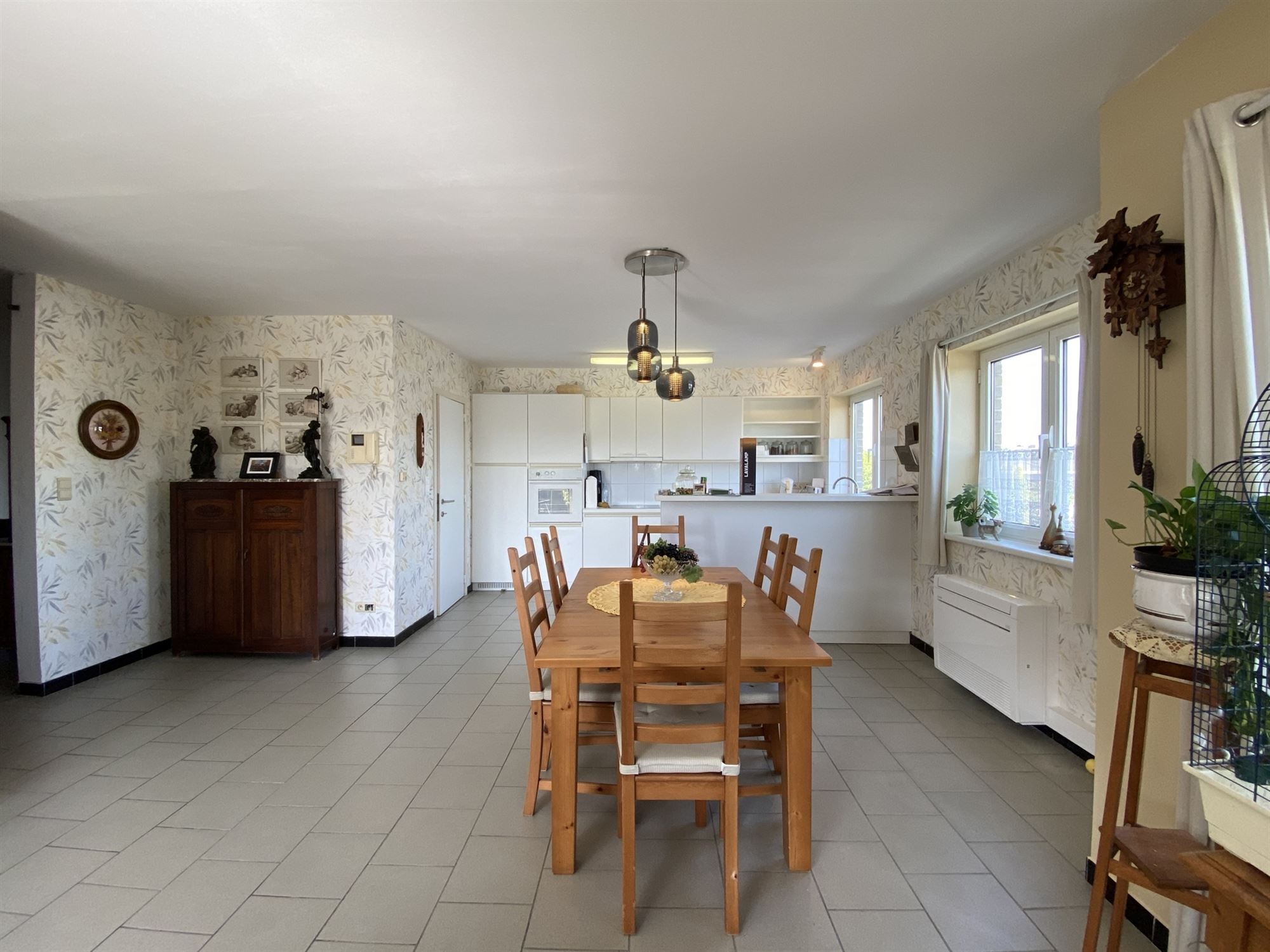 Ruim en centraal gelegen 2-slaapkamerappartement met garage - foto 4