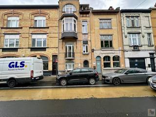 <strong>PLAN UW BEZOEK VIA ONZE WEBSITE: www.immoboss.be</strong><br /><br />Deze centraal gelegen studio (30 m<sup>2</sup>) bevindt zich op de eerste verdieping van een kleinschalige residentie en werd volledig gerenoveerd.<br />Indeling: leef-en woonruimte, ingerichte keuken, badkamer met douche en lavabo en apart toilet.<br /><br />Huurprijs: € 625/ maand + € 25 gemeenschappelijke kosten<br />Onmiddellijk beschikbaar<br />Domicilie verplicht - verhuur aan studenten is niet mogelijk <br />EPC: C-label (231 kWh/m<sup>2</sup> jaar)<br /><br /><strong>PLAN UW BEZOEK VIA ONZE WEBSITE: www.immoboss.be</strong>