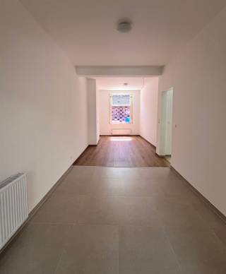 <p><span>Deels gerenoveerde rijwoning met tuin en uitbreidingsmogelijkheden in Ranst.</span></p><p><span> </span></p><p><span>Op zoek naar een woning die reeds grotendeels werd aangepakt, maar waar je nog je eigen stempel op kan drukken? Dan is deze deels renoveerde rijwoning in Ranst zeker een bezoek waard.</span></p><p><span> </span></p><p><span>Via de inkomhal betreed je de ruime lichtrijke leefruimte met open keuken. De keuken is reeds voorzien van de nodige toestellen, maar dient nog verder afgewerkt en geplaatst te worden naar eigen smaak.</span></p><p><span> </span></p><p><span>Verder beschikt de woning over een vernieuwde badkamer, uitgerust met een dubbele lavabo, een inloopdouche en een toilet.</span></p><p><span>Achteraan bevindt zich een ruime tuin waar je volop kan genieten van rust en privacy.</span></p><p><span> </span></p><p><span>Op de eerste verdieping vind je 2 volwaardige slaapkamers. Via een vaste trap bereik je de zolderverdieping, die tal van mogelijkheden biedt en eventueel kan worden ingericht als extra slaapkamer, bureau of hobbyruimte.</span></p><p><span> </span></p><p><span>Een bijkomende troef is dat de huidige eigenaar de ramen en het dak nog kan laten vervangen. Deze werken kunnen uitgevoerd worden tegen een aangepaste verkoopprijs.</span></p><p><span> </span></p><p><span>Parkeerplaats voor de deur.</span></p><p><span> </span></p><p><span>Een interessante opportuniteit voor wie op zoek is naar een woning met potentieel, ruimte en mogelijkheid om de laatste afwerkingen volledig naar eigen wens uit te voeren.</span></p>