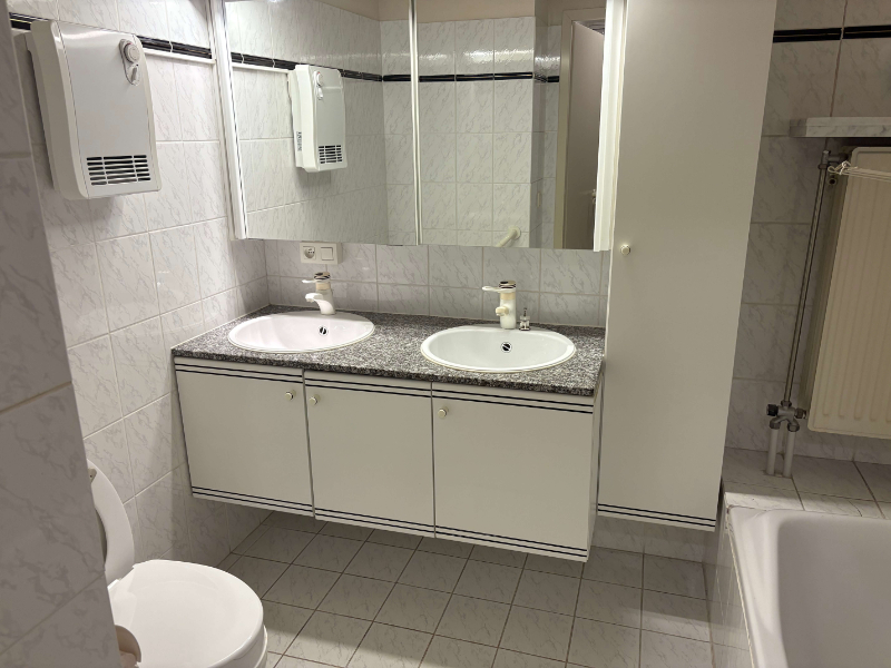 Ruim en lichtrijk 2-slaapkamerappartement met GARAGE en TERRAS te huur in Sint-Kruis Brugge - photo 4