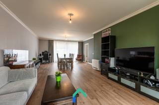 Algemeen<br />In de Vredestraat te Tielt bevindt zich dit verzorgd appartement, gelegen in een aangename buurt op wandelafstand van het gezellige centrum. Dankzij deze uitstekende ligging geniet u van een vlotte bereikbaarheid en bevinden alle belangrijke faciliteiten zoals winkels, horeca en scholen zich in de nabije omgeving. Dit maakt het appartement geschikt voor wie comfortabel en centraal wil wonen.<br /><br />Indeling<br />Bij het betreden van het appartement komt u terecht in de inkomhal, die directe toegang biedt tot alle ruimtes. Achteraan bevindt zich de ruime en lichtrijke leefruimte, waar u ruimte genoeg heeft om een gezellige zithoek en een grote eettafel te plaatsen. Aansluitend vindt u de uitgeruste keuken, die dankzij het grote raam geniet van een aangename natuurlijke lichtinval.<br />Via de leefruimte heeft u toegang tot het zuidoostgericht terras, waar u in alle rust kan genieten van de zon en een open zicht.<br />Terug via de hal bereikt u de twee slaapkamers, de badkamer en ook nog een aparte wasruimte. De eerste slaapkamer is ruim en biedt voldoende plaats voor een dubbel bed en een kleerkast. De tweede kamer kan perfect ingericht worden als bureau of dressing of als tweede slaapkamer. De badkamer is uitgerust met een dubbel lavabomeubel en een ligbad. Daarnaast is er ook nog een apart gastentoilet voorzien in de hal. <br /><br />Varia<br />Bij dit appartement hoort ook een ondergrondse garagebox en berging die extra comfort en ruimte voor opslag bieden en aangekocht moeten worden voor 30.000 euro (excl. vraagprijs). De garagebox biedt plaats aan één wagen en is uitgerust met een manuele poort. Verder beschikt het appartement over een gunstig EPC-label B en is voorzien van een parlofoon en airconditioning. <br /><br />Troeven<br />* Zonnig terras<br />* Ruime leefruimte<br />* Centraal gelegen<br />* Garagebox met extra bergruimte<br /><br />Benieuwd naar de mogelijkheden die deze eigendom te bieden heeft? Neem dan gerust contact op met Loucka en ontdek zelf het potentieel van deze locatie.<br /><br />T: 0469 44 27 57<br />M: loucka@gentill.be