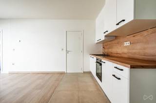 <pre><span>E-mail: ken.vp@weinvest.be | Mobiel: 0477/05.62.41
Op een steenworp afstand van Tour & Taxis bevindt zich dit gezellige, gerenoveerde appartement op de eerste verdieping van een gebouw uit 2010 (met lift). Het omvat een lichte woonkamer (20 m²), een gloednieuwe, volledig uitgeruste keuken (6 m²), een ruime aparte slaapkamer (11 m²), een nieuwe doucheruimte met toilet en aansluiting voor een wasmachine, en een terras van 6 m².
Het appartement is voorzien van dubbele beglazing en parketvloeren.
Momenteel verhuurd voor € 950/maand (exclusief lasten).
Voorschot op de lasten: € 100/maand (voor water en kosten van de gemeenschappelijke delen).
Uitstekende ligging tegenover Tour & Taxis, op 5 minuten rijden van Docks en het Lakenpark.
Absoluut een bezichtiging waard – exclusief aangeboden door We Invest!</span></pre>