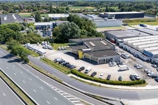 Op een volledig omheind terrein van 6.613 m² bevindt zich dit uitstekend gelegen bedrijfsgebouw met een uitzonderlijke zichtlocatie langs de E40, pal naast de op- en afrit. Dankzij de maximale visibiliteit is dit de ideale uitvalsbasis voor ondernemingen die bereikbaarheid en uitstraling willen combineren.<br /><br />Het multifunctionele pand omvat ongeveer 1.665 m² opslagruimte en/of showroom en beschikt over 2 sectionale poorten. De open ruimte met een grote glazen vitrine biedt een uitstekende presentatie van uw activiteiten en garandeert een optimale zichtbaarheid voor het voorbijrijdende verkeer.<br /><br />Op de verdieping bevindt zich bovendien een kantoorruimte van ca. 110 m², ideaal voor administratieve of commerciële activiteiten.<br /><br />Het ruime, verharde buitenterrein biedt voldoende manoeuvreerruimte voor vrachtverkeer en uitgebreide parkeermogelijkheden. Daarnaast zijn laadpalen aanwezig.<br /><br />Dankzij de combinatie van een uitstekende bereikbaarheid, een uitzonderlijke commerciële zichtbaarheid en veelzijdige gebruiksmogelijkheden is dit de perfecte locatie om uw onderneming optimaal te positioneren.<br /><br />Onmiddellijk beschikbaar.<br /><br />Contacteer Henry Van Tornhout voor bijkomende inlichtingen of een vrijblijvend plaatsbezoek via +32 474 13 37 93 of via henry@kmovastgoed.be