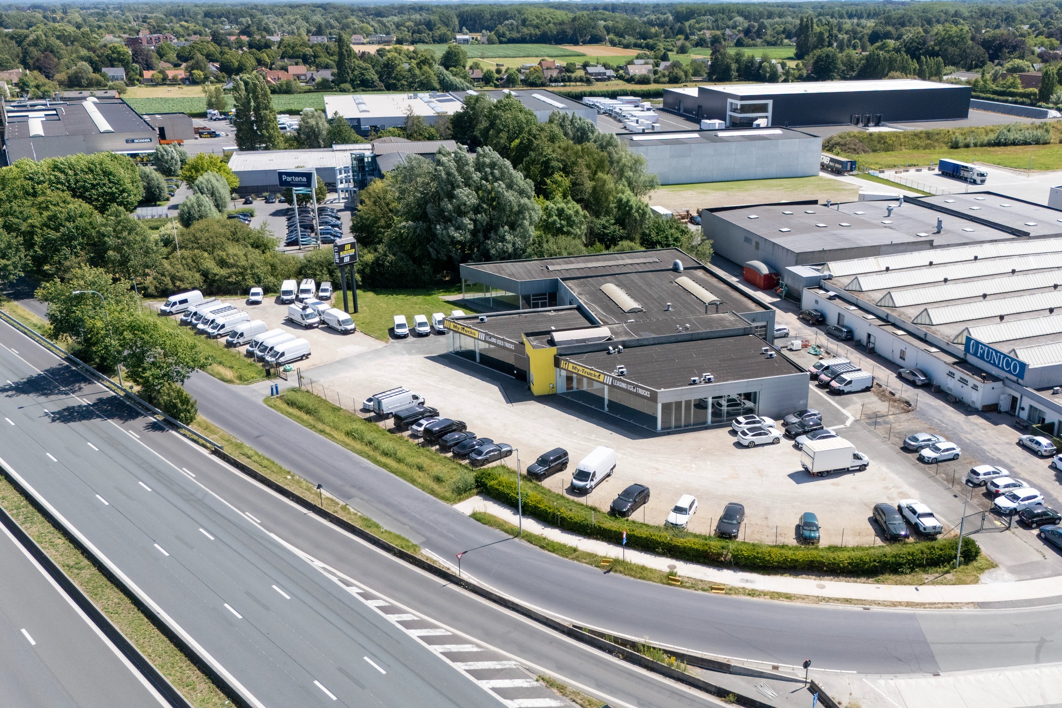 Strategisch gelegen opslagruimte/showroom met kantoor op toplocatie langs de E40 - foto 2