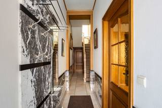 Deze charmante woning met gunstige ligging, biedt tal van mogelijkheden. De woning beschikt over een zeer ruime leefruimte, apart toilet, badkamer...