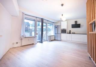 À Forest, dans une rue paisible et verdoyante à deux pas du Parc du Bempt, ce généreux studio au rez-de-chaussée (± 50m²) offre une parenthèse...